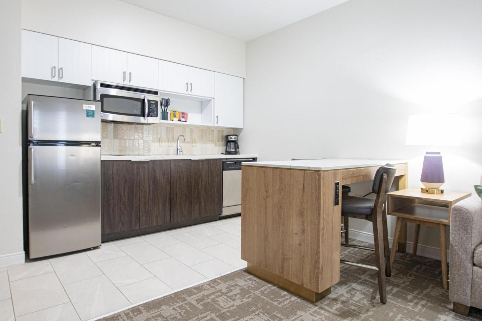 One-Bedroom Queen Suite -Non-Smoking,1742689177:JPEG